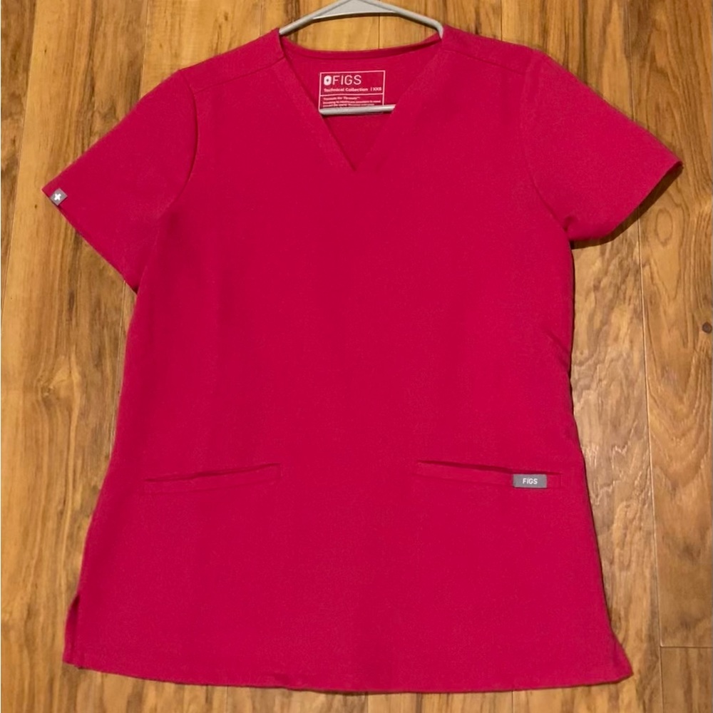 FIGS Casma 3 Pocket Scrub Top - Ultra Rose